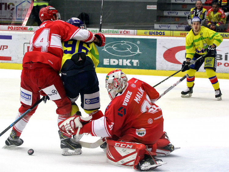 Zákrok gólmana Nicka Malíka před dotírajícím Heřmanem, kterého blokuje Husák