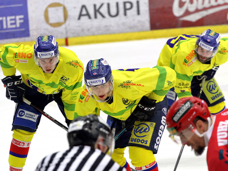 Domácí připraveni na buly. Zleva Ondřej Kachyňa, Václav Karabáček a Martin Novák