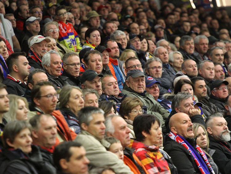 Zaplněná tribuna českobudějovického zimáku