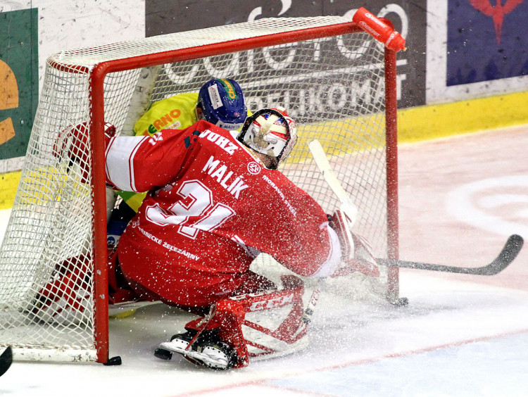 Miloslav Čermák uklidil do hostující branky nejen kotouč, ale také sám sebe - 4:1