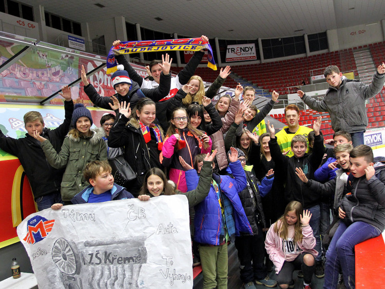 Pavlové Pýcha a Novák se tentokrát přišli vyfotit s žáky Základní školy Křemže