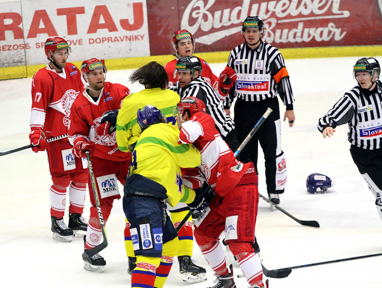 Šarvátka domácích vlasáčů Gilberta a Endála s hostujícími hráči