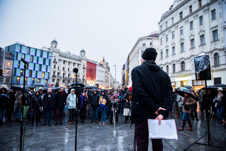 Nezabudneme, pokračujeme. Lidé si v Brně připomenuli zavražděného novináře a jeho snoubenku, autor: Tomáš Hrivňák