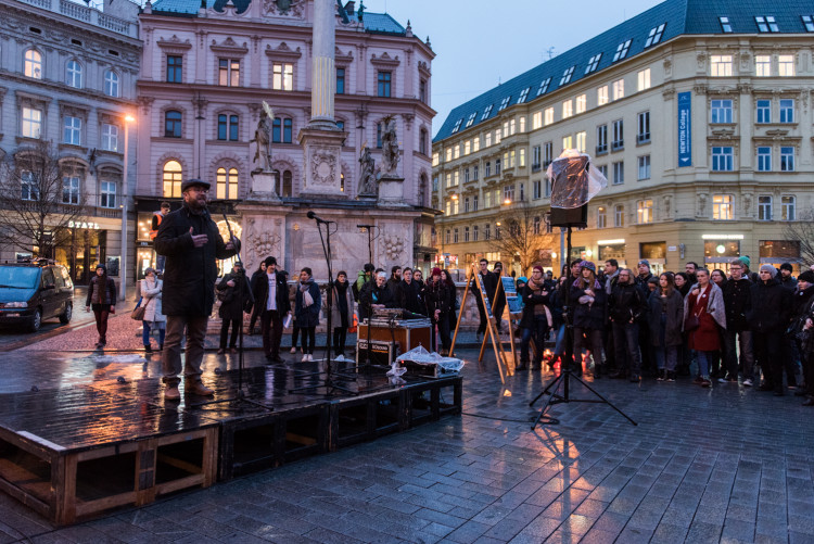 Nezabudneme, pokračujeme. Lidé si v Brně připomenuli zavražděného novináře a jeho snoubenku, autor: Tomáš Hrivňák