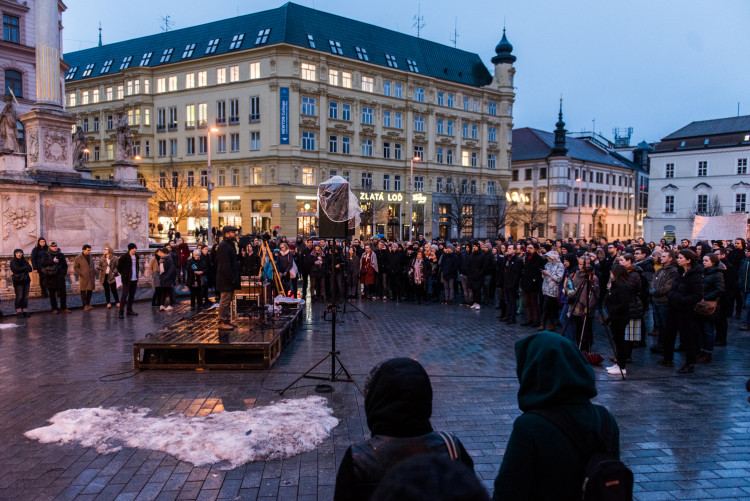 Nezabudneme, pokračujeme. Lidé si v Brně připomenuli zavražděného novináře a jeho snoubenku, autor: Tomáš Hrivňák