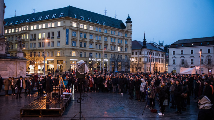 Nezabudneme, pokračujeme. Lidé si v Brně připomenuli zavražděného novináře a jeho snoubenku, autor: Tomáš Hrivňák