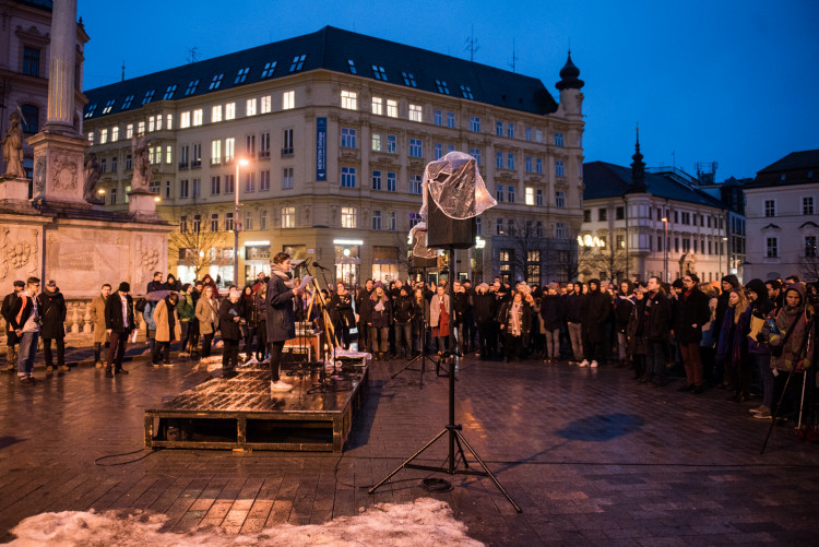 Nezabudneme, pokračujeme. Lidé si v Brně připomenuli zavražděného novináře a jeho snoubenku, autor: Tomáš Hrivňák