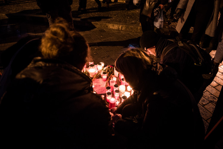 Nezabudneme, pokračujeme. Lidé si v Brně připomenuli zavražděného novináře a jeho snoubenku, autor: Tomáš Hrivňák