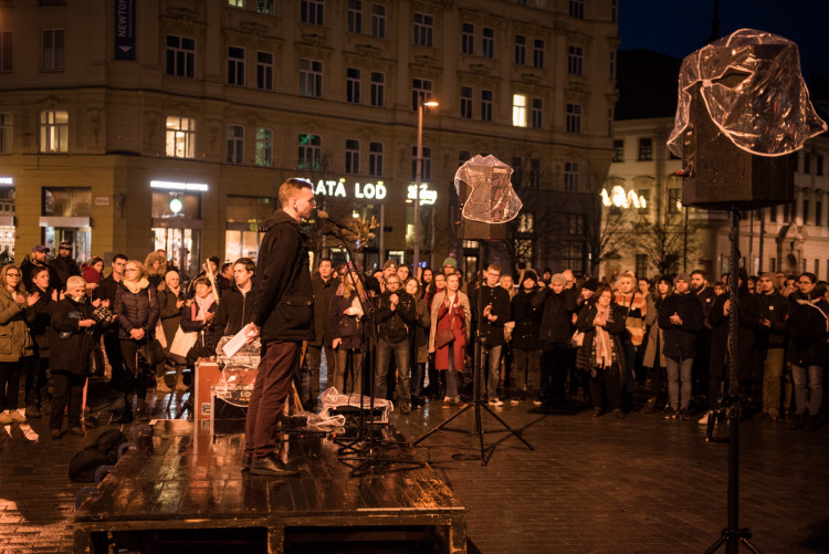 Nezabudneme, pokračujeme. Lidé si v Brně připomenuli zavražděného novináře a jeho snoubenku, autor: Tomáš Hrivňák