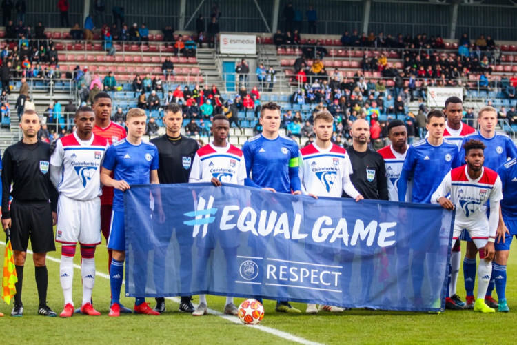 FOTOGALERIE: Mladí Sigmáci sice s Lyonem prohráli, benefice ale pomohla Patrikovi 176 600 korunami