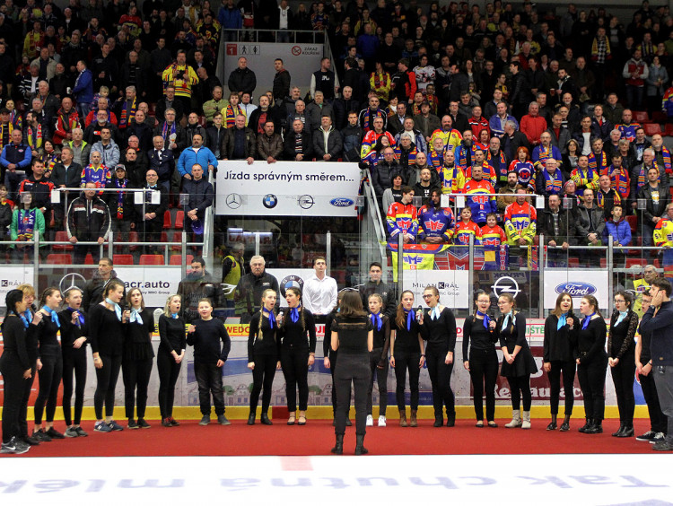 Nedočkavý sbor Biskupského gymnázia v Českých Budějovicích nevyčkal příchodu domácího mužstva na led a k překvapení všech přítomných zazpíval státní hymnu bez domácích hráčů