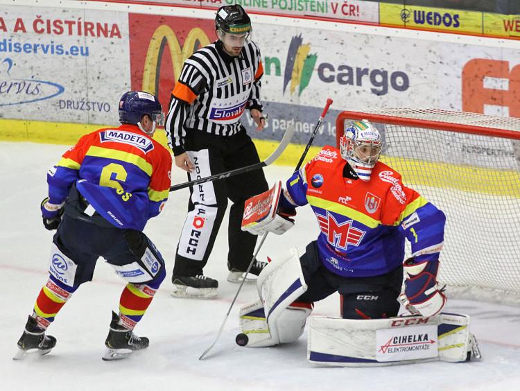 V tento moment Jan Strmeň nevěděl, kde má kotouč. Naštěstí to dobře dopadlo a skóre se neměnilo