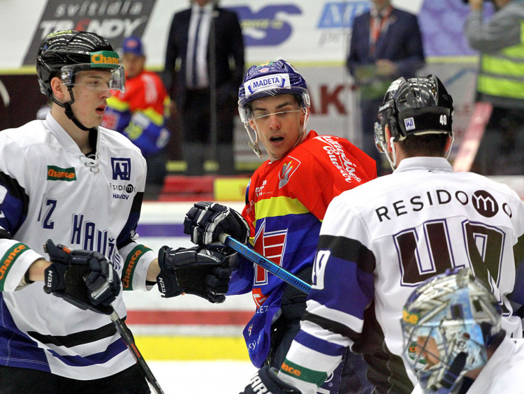 Tomáš Greš (vlevo) a Radek Pořízek hlídají Romana Přikryla