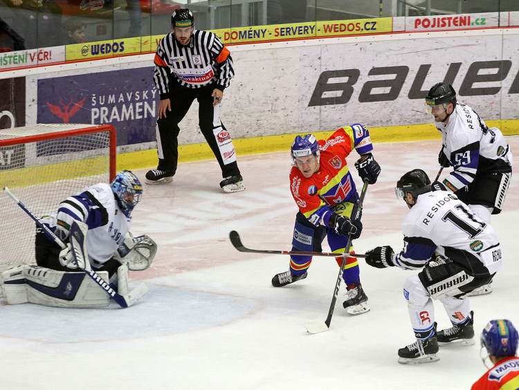 Velmi dobré utkání odehrál proti Havířovu Zdeněk Doležal. Na snímku za sebou nechal oba bránící hráče, Bláhu ale nepřekonal