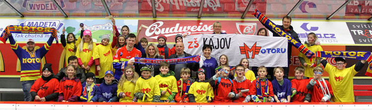 Základní škola Kájov se do Budvar arény vrátila po krátké přestávce. Po čtvrtfinálovém zápase s Havířovem se s dětmi přišel vyfotit Václav Karabáček