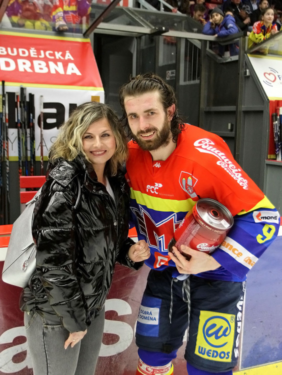 Tekutou odměnu díky fanouškům, kteří ho zvolili Motorákem měsíce ledna, převzal z rukou Evy Tesařové z Budějcké Drbny Lukáš Endál