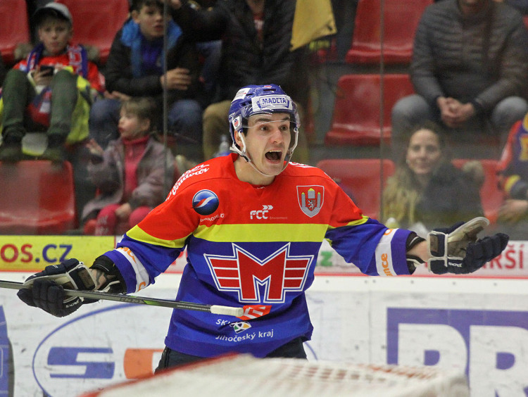 Zdeněk Doležal se marně dožaduje u rozhodčího odpískání faulu