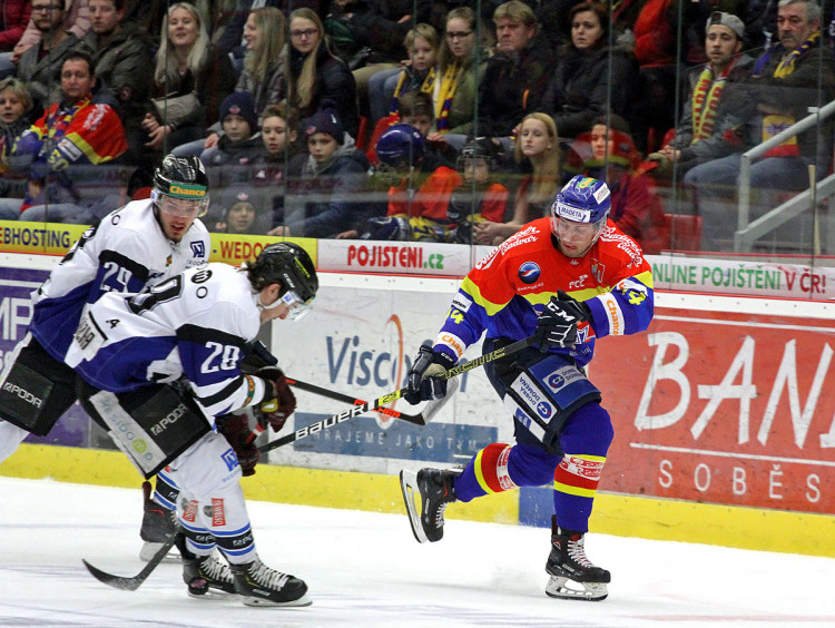 Tento puk místo na hokejce Jakuba Babky skončil mezi bruslemi Ondřeje Procházky, střelce vedoucí branky Havířova