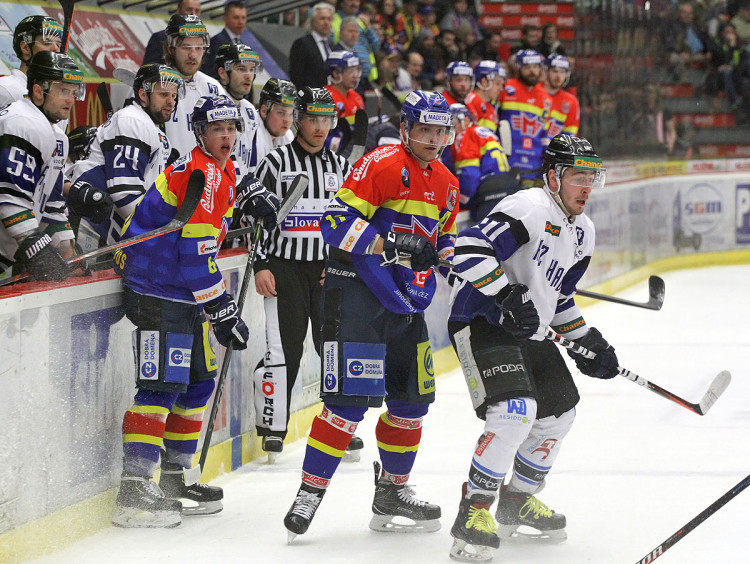 Hostující Radek Pořízek sleduje hru společně s Miloslavem Čermákem a Martinem Jandusem