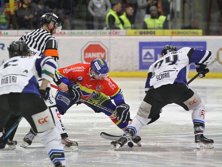 Úvodní buly mezi Codym Bradleym a Filipem Semanem