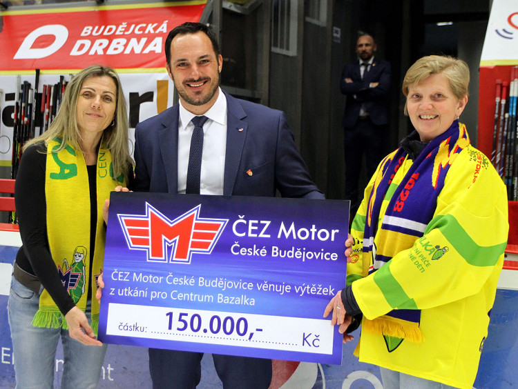 Aleš Kotalík předal zástupkyním Centra BAZALKA, ředitelce dětského stacionáře Vandě Políkové (vpravo) a Martině Koudelkové, šek z nedávné charitativní akce na 150 tisíc korun