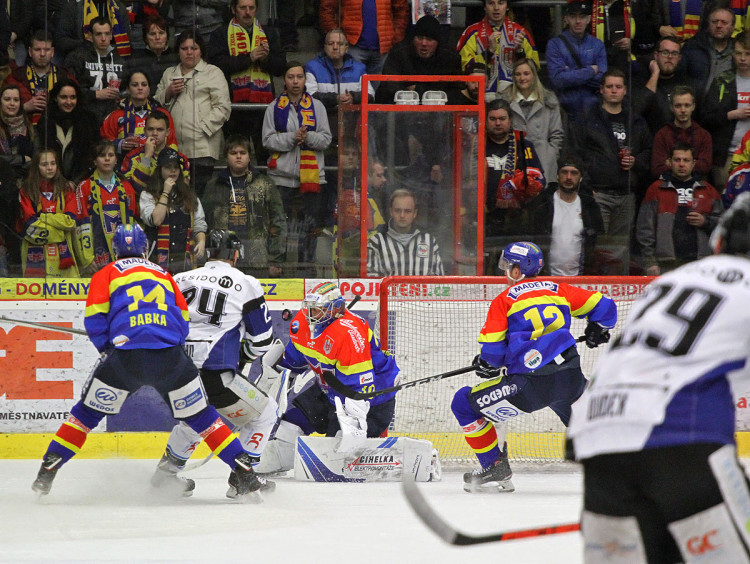 Seman se snaží překonat Kváču