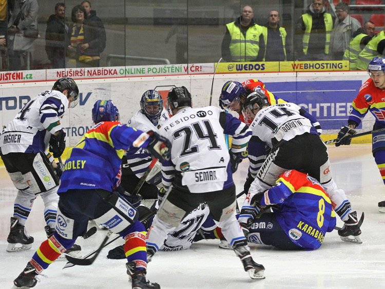 Na motoráky dlouho zívala odkrytá klec, ani tuto možnost však využít nedokázali