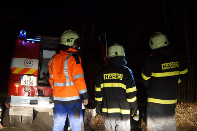 Vítr lámal stromy, hasiči se nezastavili