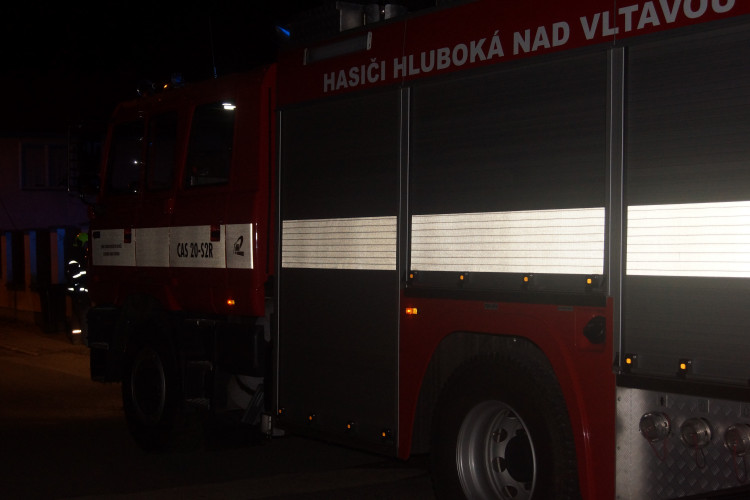 Vítr lámal stromy, hasiči se nezastavili