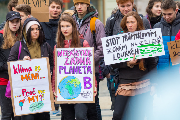 Studenti stávkovali za klima před libereckou radnicí