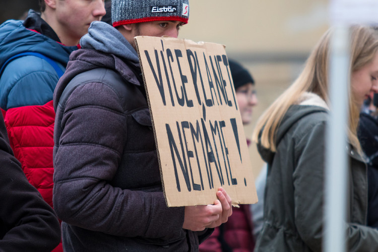 Studenti stávkovali za klima před libereckou radnicí