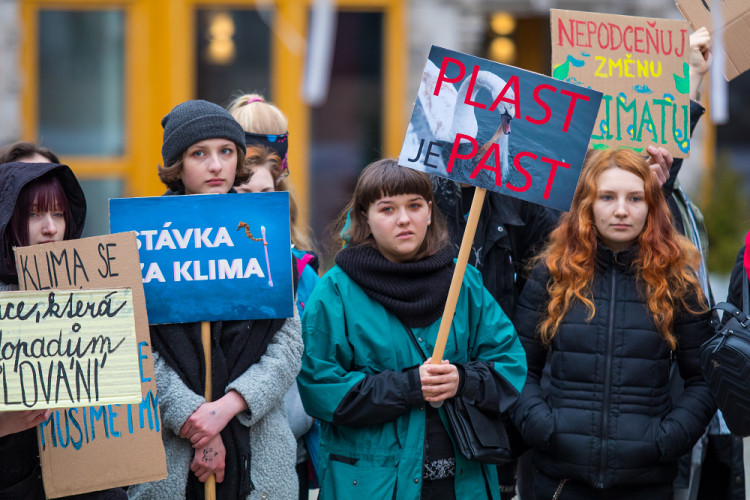 Studenti stávkovali za klima před libereckou radnicí