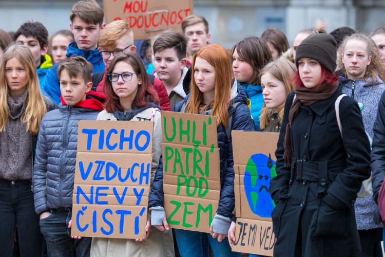 Studenti stávkovali za klima před libereckou radnicí