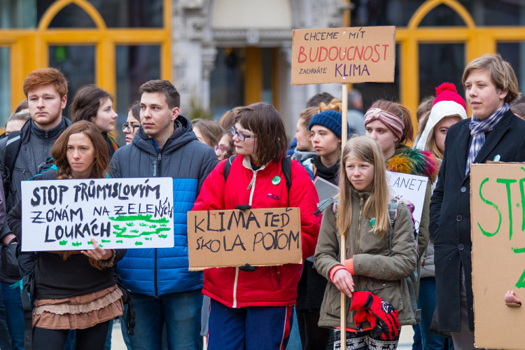 Studenti stávkovali za klima před libereckou radnicí