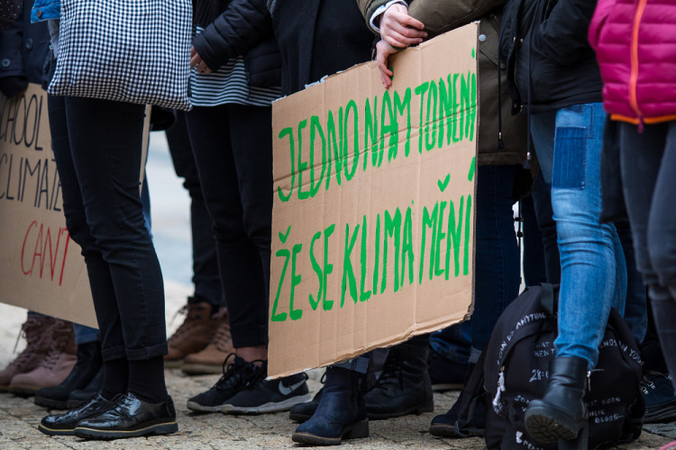 Studenti stávkovali za klima před libereckou radnicí