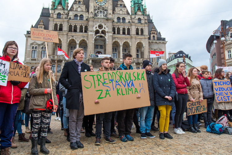 Studenti stávkovali za klima před libereckou radnicí