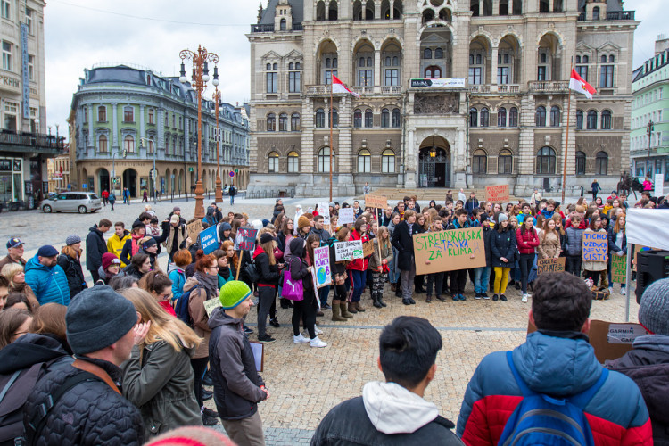 Studenti stávkovali za klima před libereckou radnicí