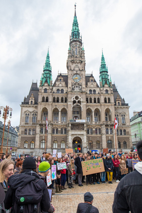 Studenti stávkovali za klima před libereckou radnicí