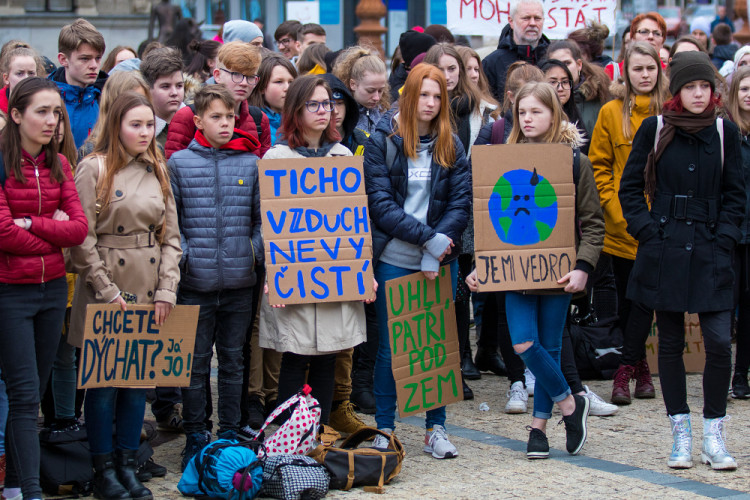 Studenti stávkovali za klima před libereckou radnicí