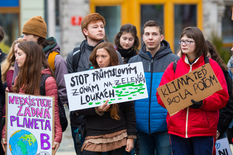Studenti stávkovali za klima před libereckou radnicí