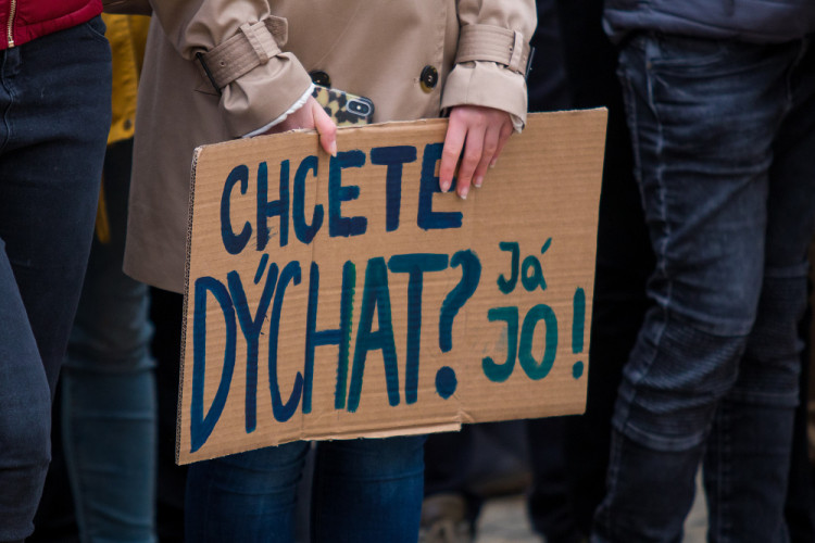 Studenti stávkovali za klima před libereckou radnicí