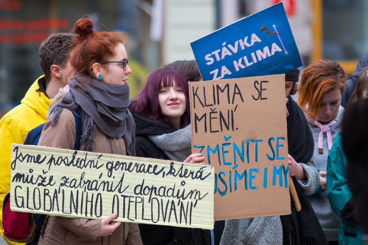 Studenti stávkovali za klima před libereckou radnicí