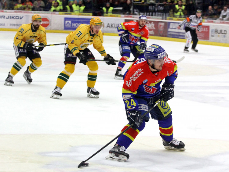 Milan Dančišin míří z pravého kruhu na bránu