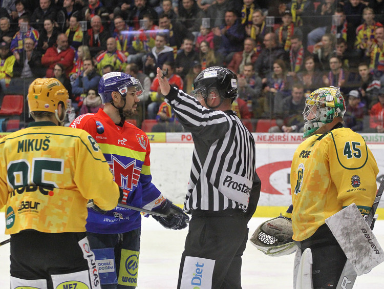 Čárový rozhodčí ukončuje rozhovor Martina Heřmana s Davidem Gábou