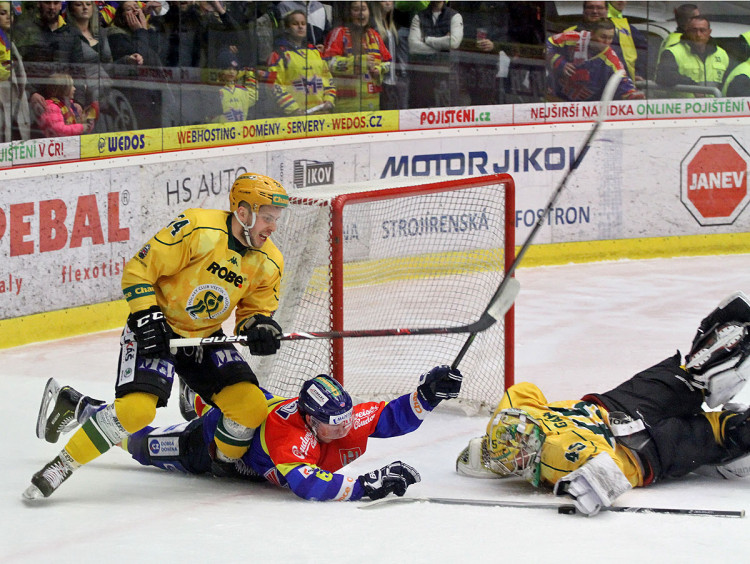 Vsetín měl také pořádný kus štěstí. Například když puk v téměř stoprocentní příležitosti minul na hranici brankoviště Martin Jandus a následně se ho už zmocnili Valaši