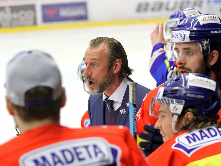 Energický Václav Prospal létal po střídačce jako čert a občas se dění na ledě nestačil divit...