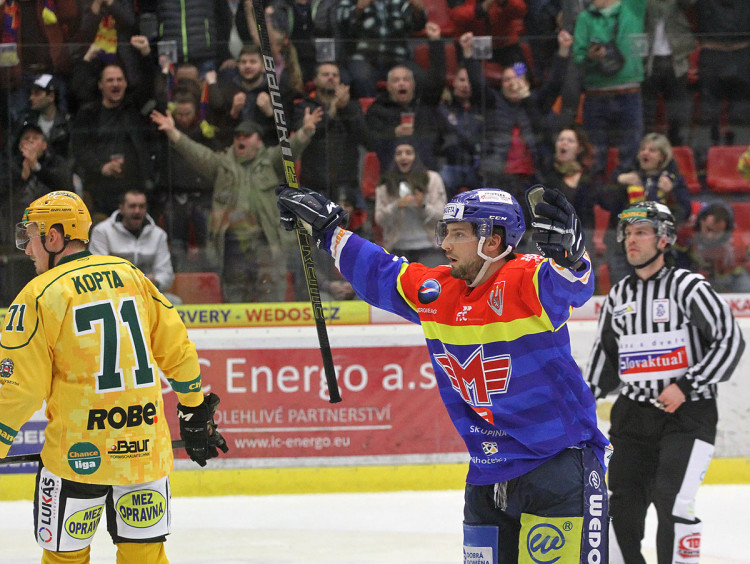 Jakub Babka má sice ruce nahoře, zároveň ale nechápavě sleduje gestikulaci rozhodčího, který Kutlákův gól neuznává