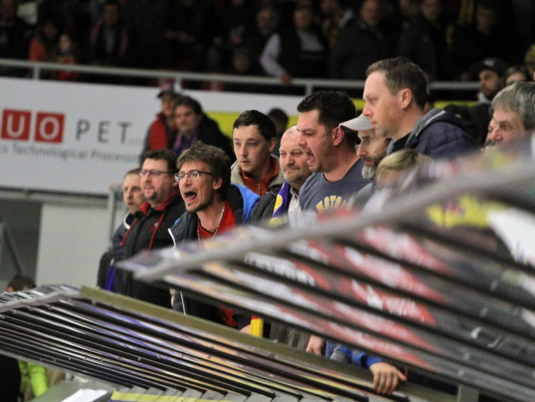 Rozhodčí si při odchodu do kabin vyslechli od domácích příznivců spoustu peprných výrazů