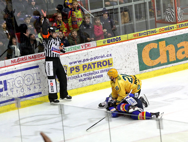 Ondřej Slováček složil Jakuba Babku téměř zápasnickým chvatem k zemi, svému vyloučení se ale divil