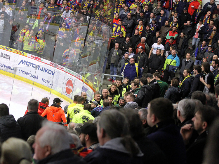 Při potyčce v kotli vsetínských fanoušků museli zasahovat zdravotníci